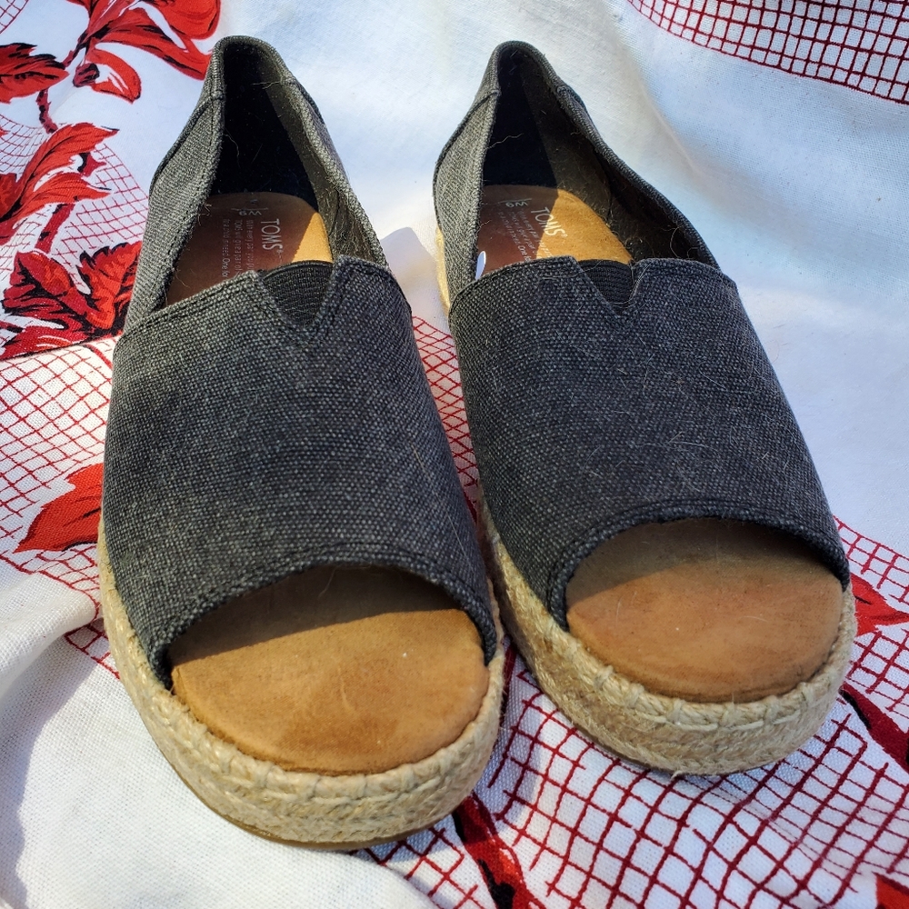 New Tom's espadrille style with peep like toe.Size